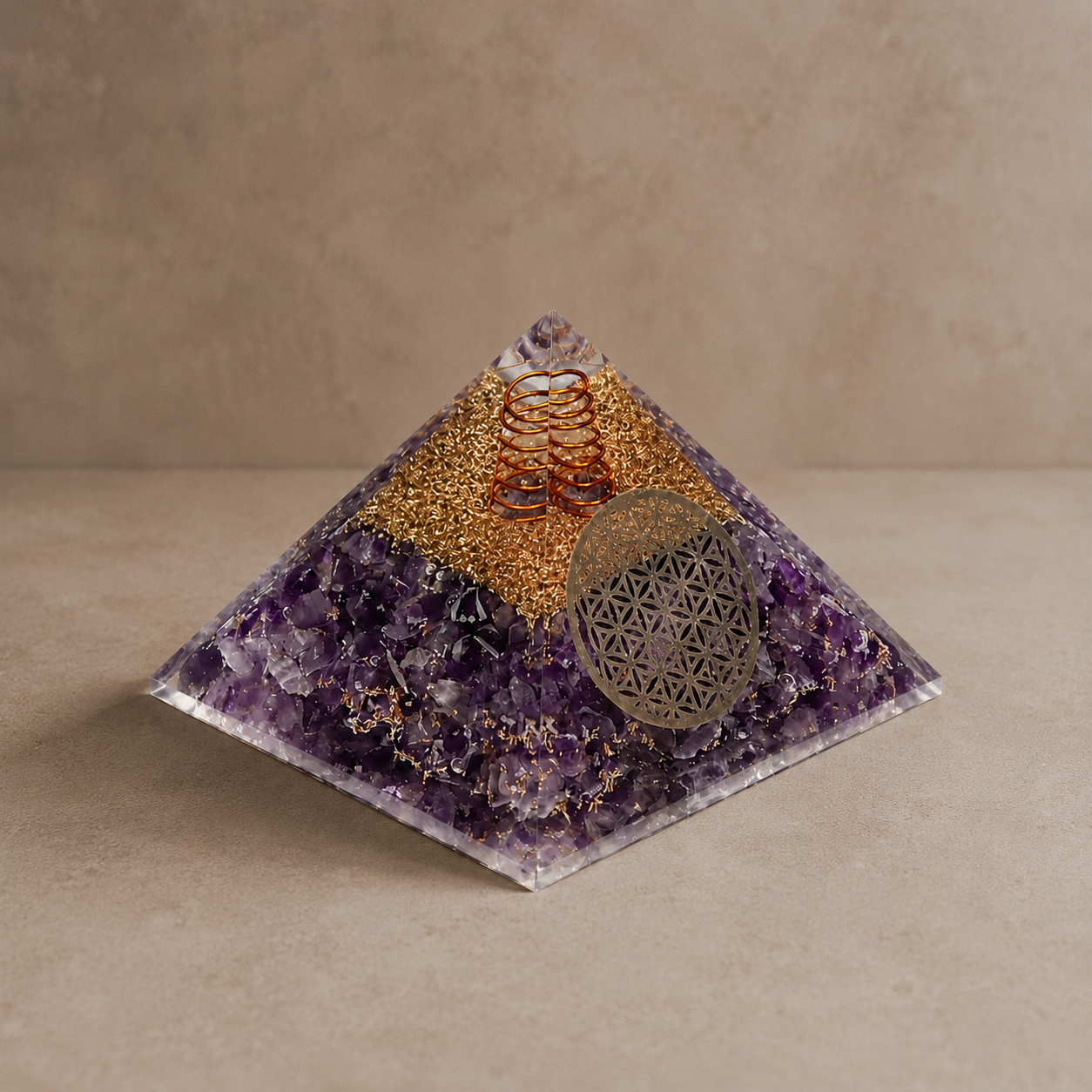 Orgoniet Piramide met Amethist & Bloem des Levens