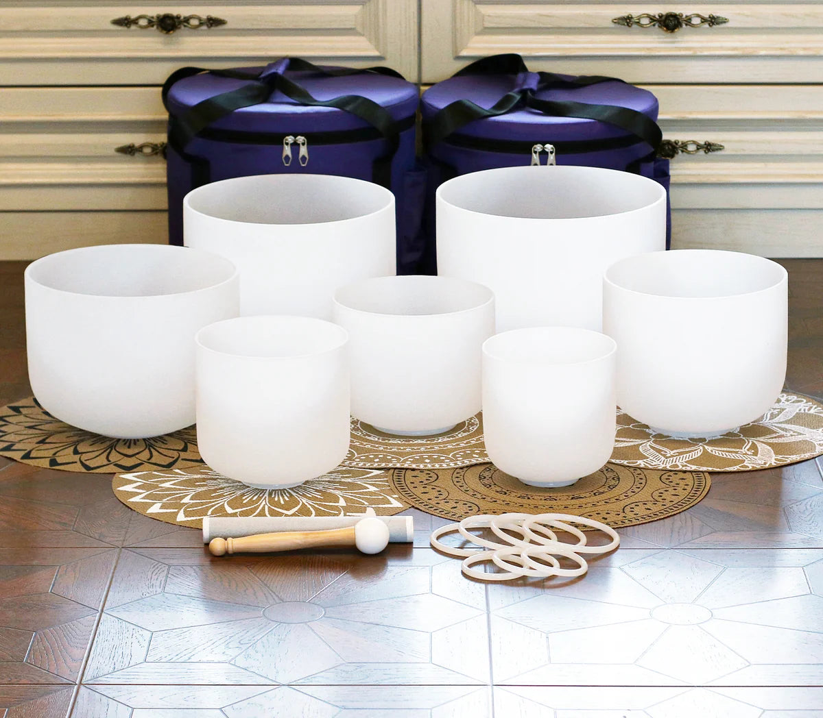 7 chakra witte kristallen schalen in twee tassen