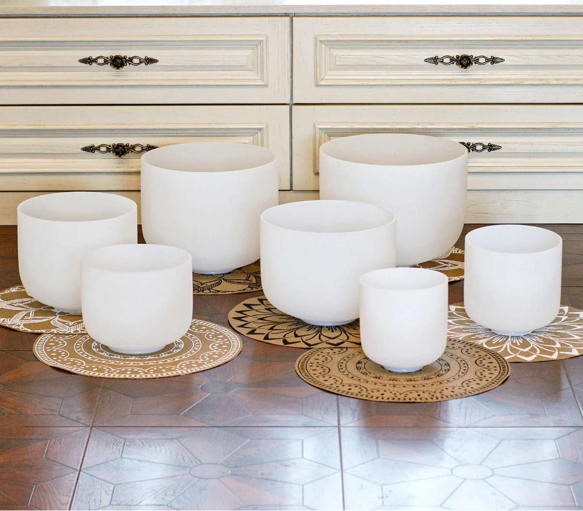 7 chakra witte kristallen schalen in twee tassen